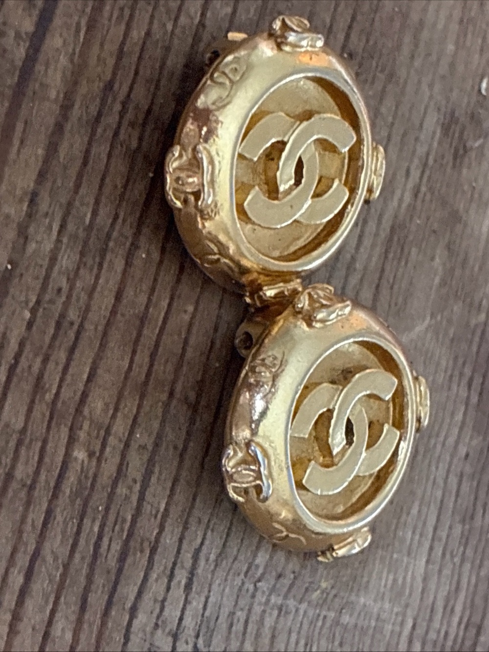 CHANEL Gold Interlocking CC clip on vintage Earrings - Picture 7 of 11
